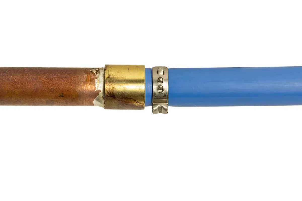 Copper pipe vs PEX pipe connection showing the differences between traditional copper and flexible PEX plumbing materials